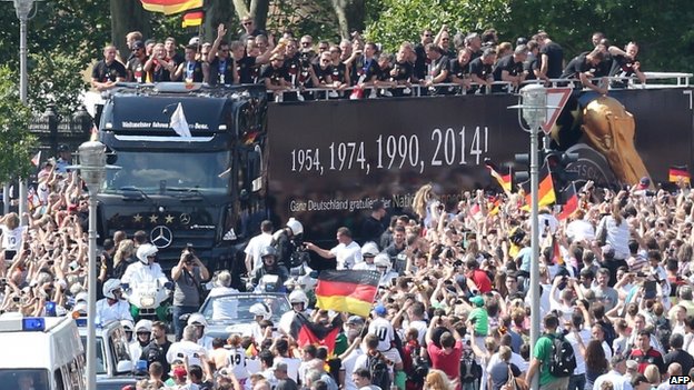 Thousands welcome victorious German team home - Daily Review Online ...