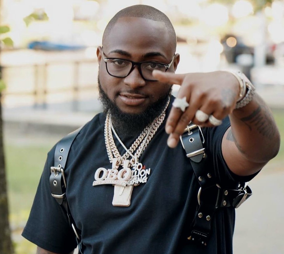 Davido buys N36m jewelry for members of 30 billion gang - Daily Review ...